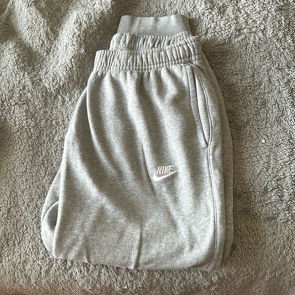 Nike Joggers - Picture 1 of 2